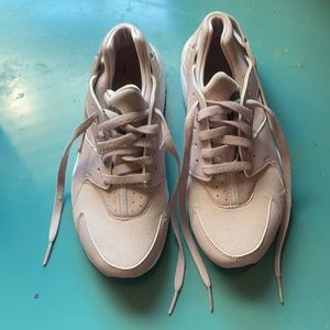 Youth 6.5 Women’s 8 Nike Huarrache Sneakers